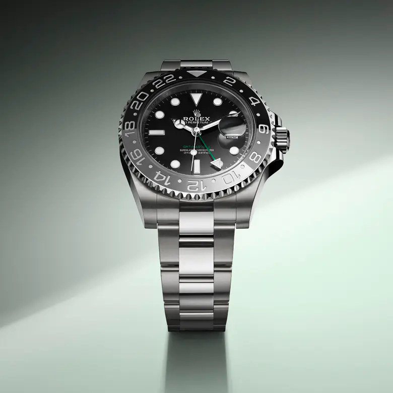 rolex GMT-Master II    - Questo modello presenta un quadrante nero e un disco della lunetta Cerachrom bicolore in ceramica blu e nera. A completamento delle tradizionali lancette delle ore, dei minuti e dei secondi, il GMT‑Master II esibisce una lancetta supplementare con punta a triangolo che effettua un giro del quadrante in 24 ore, così come una lunetta girevole bidirezionale graduata 24 ore. Questa lancetta 24 ore dal colore intenso indica l’ora di riferimento di un primo fuso orario di origine, leggibile sulla graduazione della lunetta. In viaggio, l’ora locale è indicata sul quadrante tramite la tradizionale lancetta delle ore che può essere regolata con facilità, in entrambe le direzioni e a salti di un’ora, grazie a un meccanismo comandato dalla corona di carica. La regolazione dell’ora locale avviene in modo indipendente dalla lancetta dei minuti e dei secondi. Ciò permette ai viaggiatori di regolare il nuovo fuso orario senza dover rinunciare alla precisione del loro orologio.