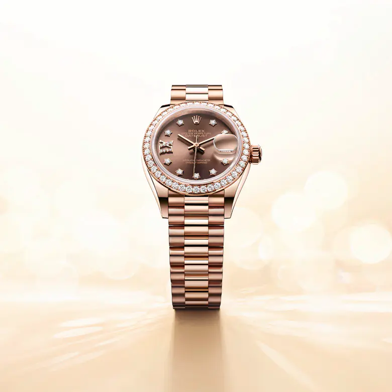 rolex Lady-Datejust    - Il quadrante presenta diamanti in castoni d’oro 18 ct e numero romano IX in oro 18 ct con 8 diamanti. Rolex ha sviluppato un know‑how particolare nella creazione di quadranti in pietra ornamentale come l’opale rosa. I dischi in pietra destinati ai quadranti sono ricavati da un blocco di materia grezza e il Marchio seleziona esclusivamente quelli il cui colore o la cui struttura è perfettamente rispondente ai propri criteri estetici estremamente rigorosi. Solo così potranno impreziosire il quadrante di un orologio Rolex conferendogli la sua personalità unica.