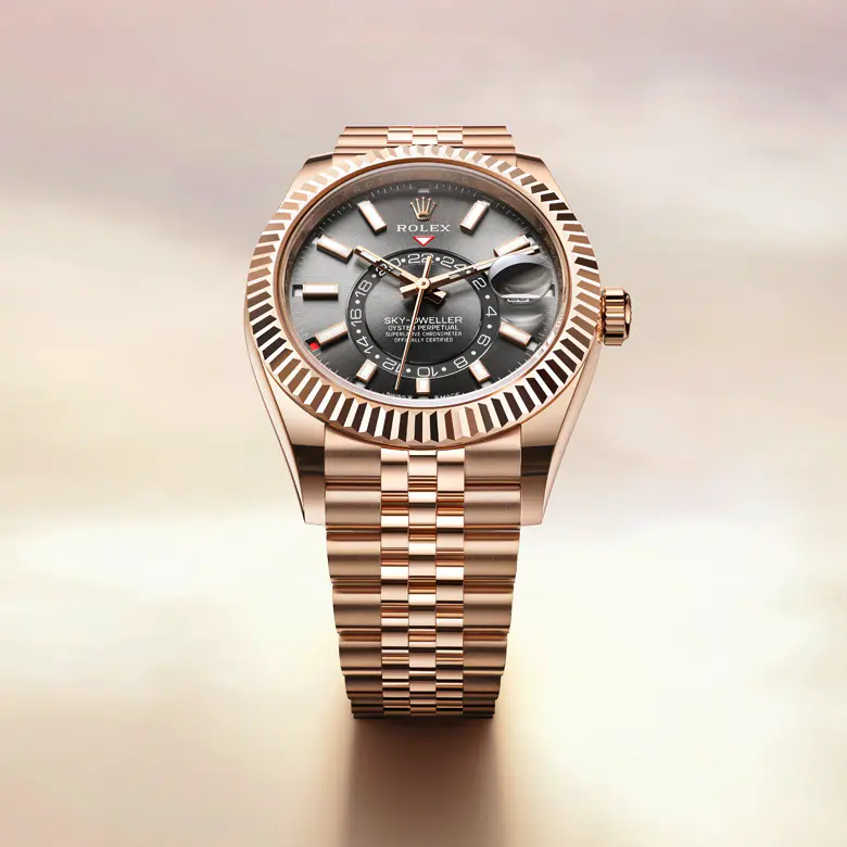 rolex Sky-Dweller    - Il nuovo bracciale Oysterflex dello Sky‑Dweller, sviluppato da Rolex e brevettato, rappresenta un’alternativa sportiva ai bracciali in metallo. La cassa e il fermaglio Oysterclasp sono uniti a entrambe le parti del bracciale da una lama metallica realizzata in una lega di titanio e nichel che garantisce una grande flessibilità. La lama è rivestita di un elastomero nero ad alte prestazioni, particolarmente resistente alle aggressioni esterne, di lunga durata e delicato sulla pelle. Per un maggiore comfort, il bracciale Oysterflex è dotato sulla superficie interna di un sistema brevettato di “cuscini” laterali che stabilizzano l’orologio al polso e di un fermaglio Oysterclasp in oro giallo 18 ct. Dispone, inoltre, del sistema di allungamento Rolex Glidelock, sviluppato dal Marchio e brevettato. Questo ingegnoso dispositivo a cremagliera, integrato al fermaglio, permette, senza l’ausilio di alcuno strumento, di regolarne con precisione la lunghezza di circa 15 mm con incrementi di circa 2,5 mm.