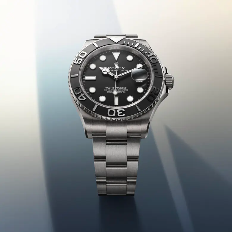 rolex Yacht-Master    - Il nuovo bracciale Oysterflex dello Yacht‑Master, sviluppato da Rolex e brevettato, rappresenta un’alternativa sportiva ai bracciali in metallo. La cassa e il fermaglio di sicurezza Oysterlock sono uniti a entrambe le parti del bracciale da una lama metallica realizzata in una lega di titanio e nichel che garantisce una grande flessibilità. La lama è rivestita di un elastomero nero ad alte prestazioni, particolarmente resistente alle aggressioni esterne, di lunga durata e delicato sulla pelle. Per un maggiore comfort, il bracciale Oysterflex è dotato sulla superficie interna di un sistema brevettato di “cuscini” laterali che stabilizzano l’orologio al polso e di un fermaglio di sicurezza Oysterlock in Oro bianco 18 ct. Dispone, inoltre, del sistema di allungamento Rolex Glidelock, sviluppato dal Marchio e brevettato. Questo ingegnoso dispositivo a cremagliera, integrato al fermaglio, permette, senza l’ausilio di alcuno strumento, di regolarne con precisione la lunghezza di circa 15 mm con incrementi di circa 2,5 mm.