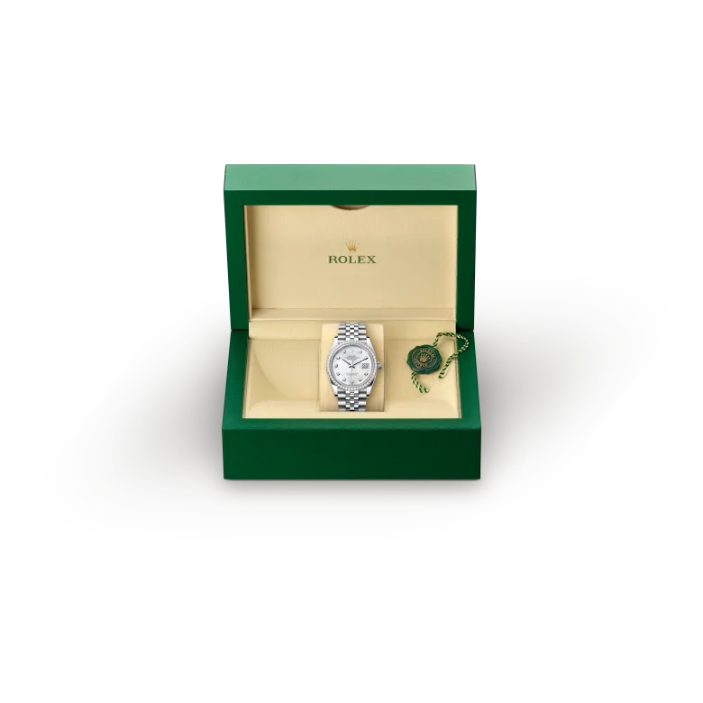 rolex Datejust  M126284RBR-0011   - Il quadrante presenta diamanti in castoni d’oro 18 ct. La madreperla è per sua stessa natura ricca di mistero. Può essere rosa, bianca, nera o gialla, diversa per colore, intensità e struttura in base alla sua origine e alla parte della conchiglia da cui viene estratta. Da Rolex la madreperla non viene mai colorata artificialmente. Il know‑how e le abilità della Casa vengono piuttosto impiegate per sublimarne la bellezza naturale, conservando le sue sfumature originali. Poiché i quadranti in madreperla sono pezzi unici, non sarà mai possibile trovare un quadrante identico a un altro.