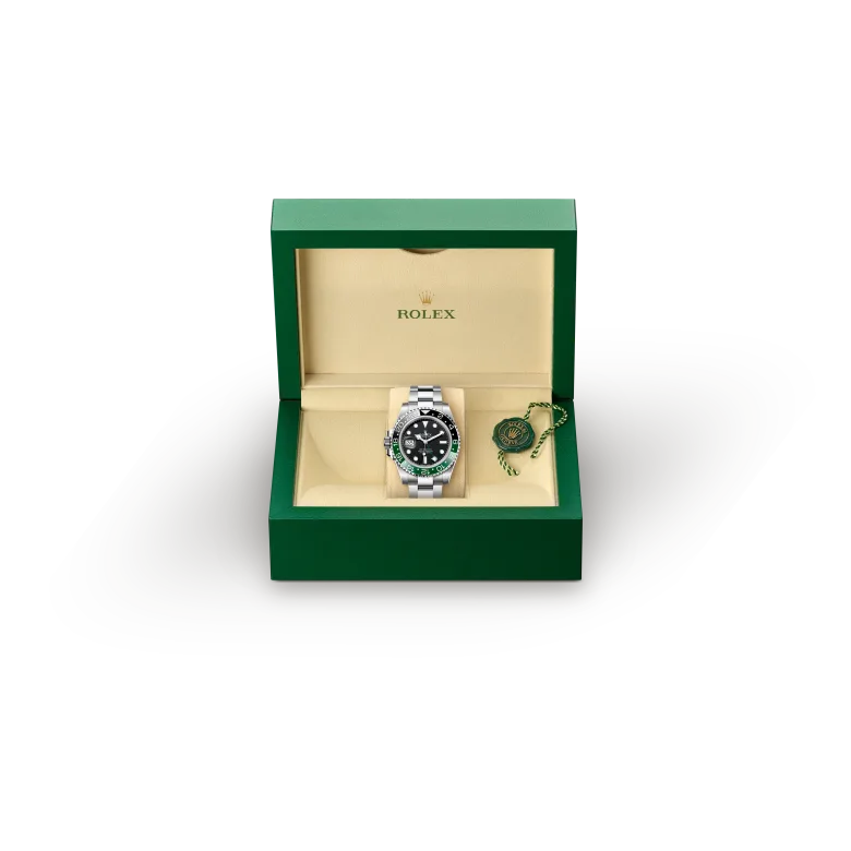 rolex GMT-Master II  M126720VTNR-0001   - Questo modello presenta un quadrante nero e un disco della lunetta Cerachrom bicolore in ceramica verde e nera. A completamento delle tradizionali lancette delle ore, dei minuti e dei secondi, il GMT‑Master II esibisce una lancetta supplementare con punta a triangolo che effettua un giro del quadrante in 24 ore, così come una lunetta girevole bidirezionale graduata 24 ore. Questa lancetta 24 ore dal colore intenso indica l’ora di riferimento di un primo fuso orario di origine, leggibile sulla graduazione della lunetta. In viaggio, l’ora locale è indicata sul quadrante tramite la tradizionale lancetta delle ore che può essere regolata con facilità, a salti di un’ora, grazie a un meccanismo comandato dalla corona di carica. La regolazione dell’ora locale avviene in modo indipendente dalla lancetta dei minuti e dei secondi. Ciò permette ai viaggiatori di regolare il nuovo fuso orario senza dover rinunciare alla precisione del loro orologio. Il disco della lunetta Cerachrom è nero e verde, un abbinamento cromatico inedito, esclusivo per questo modello.