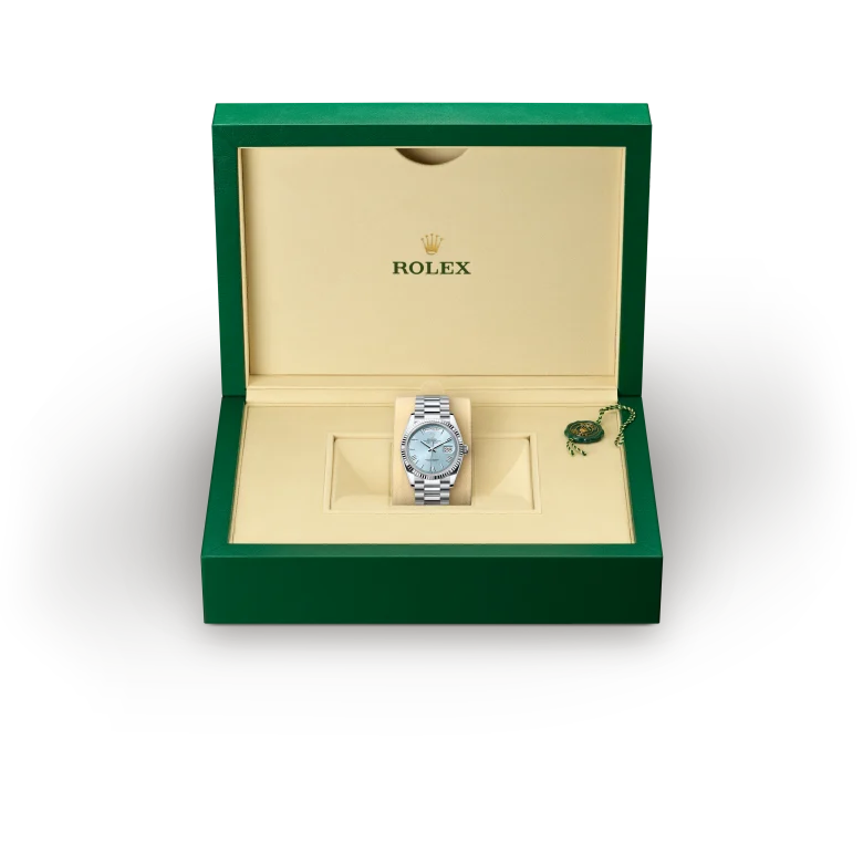 rolex Day-Date  M128236-0018   - La lunetta zigrinata è un tratto distintivo degli orologi Rolex. La lunetta zigrinata dell’Oyster aveva in origine una funzione: serviva ad avvitarla alla cassa, contribuendo così a garantire l’impermeabilità dell’orologio. La zigrinatura era, di conseguenza, l’esatta riproduzione di quella del fondello che, per le stesse ragioni, veniva avvitato alla cassa con degli appositi strumenti Rolex. Col tempo la zigrinatura si è trasformata in un elemento estetico, un segno distintivo di Rolex che per questo Day-Date 36 è disponibile in platino.