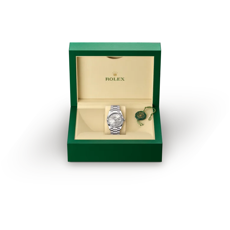 rolex Day-Date  M128239-0005   - La lunetta zigrinata è un tratto distintivo degli orologi Rolex. La lunetta zigrinata dell’Oyster aveva in origine una funzione: serviva ad avvitarla alla cassa, contribuendo così a garantire l’impermeabilità dell’orologio. La zigrinatura era, di conseguenza, l’esatta riproduzione di quella del fondello che, per le stesse ragioni, veniva avvitato alla cassa con degli appositi strumenti Rolex. Col tempo la zigrinatura si è trasformata in un elemento estetico, un segno distintivo di Rolex che per questo Day-Date 36 è disponibile in oro.