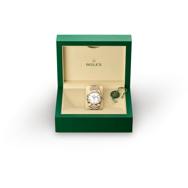 rolex Day-Date  M228238-0042   - La lunetta zigrinata è un tratto distintivo degli orologi Rolex. La lunetta zigrinata dell’Oyster aveva in origine una funzione: serviva ad avvitarla alla cassa, contribuendo così a garantire l’impermeabilità dell’orologio. La zigrinatura era, di conseguenza, l’esatta riproduzione di quella del fondello che, per le stesse ragioni, veniva avvitato alla cassa con degli appositi strumenti Rolex. Col tempo la zigrinatura si è trasformata in un elemento estetico, un segno distintivo di Rolex che per questo Day-Date 40 è disponibile in oro.