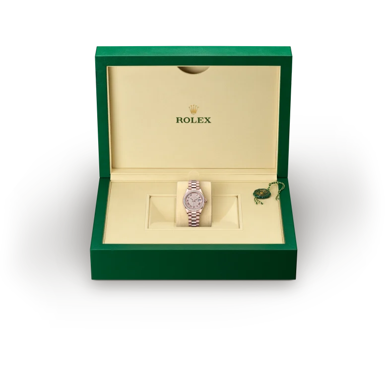 rolex Lady-Datejust  M279135RBR-0021   - Diamanti, zaffiri, rubini e smeraldi; le pietre più nobili e più preziose scintillano su alcuni orologi Rolex. Il Marchio può contare internamente sul know‑how e sulle attrezzature necessarie a rivestire di luce qualsiasi modello a catalogo. In primis, i gemmologi esperti sono incaricati di selezionare le pietre preziose della massima qualità. Per portare a termine con successo la loro missione, si affidano alla loro perizia e alle apparecchiature di analisi all’avanguardia della tecnologia. Poi, gli incastonatori possono dare sfoggio del loro talento posizionando a mano le gemme, a una a una, con una precisione dell’ordine del centesimo di millimetro, conditio sine qua non affinché ognuna di esse possa brillare in modo ottimale e affinché la superficie presenti una perfetta omogeneità. I gesti ereditati da un know‑how tradizionale sono ripetuti decine, centinaia, se non migliaia di volte per far sì che ogni orologio con pietre incastonate recante il simbolo della corona possa splendere e riflettere il livello di eccellenza di Rolex.