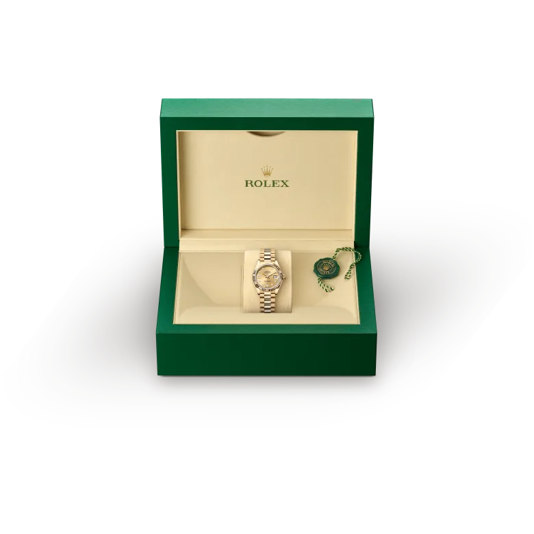 rolex Lady-Datejust  M279178-0013   - Il quadrante presenta diamanti in castoni d’oro 18 ct e numero romano IX in oro 18 ct con 8 diamanti. La finitura soleil crea delicati riflessi di luce su molti quadranti della collezione Oyster Perpetual. Per ottenerla, si fa ricorso a sapienti tecniche di spazzolatura che producono lievi scanalature che si diramano dal centro del quadrante verso l’esterno. La luce si propaga uniformemente lungo ogni incisione, dando vita a un leggero, caratteristico bagliore che si sposta a seconda della posizione del polso. Una volta che la finitura soleil è stata completata, il colore del quadrante viene applicato usando la deposizione fisica da vapore o la galvanoplastica. Un sottile strato di vernice conferisce al quadrante il suo aspetto finale.