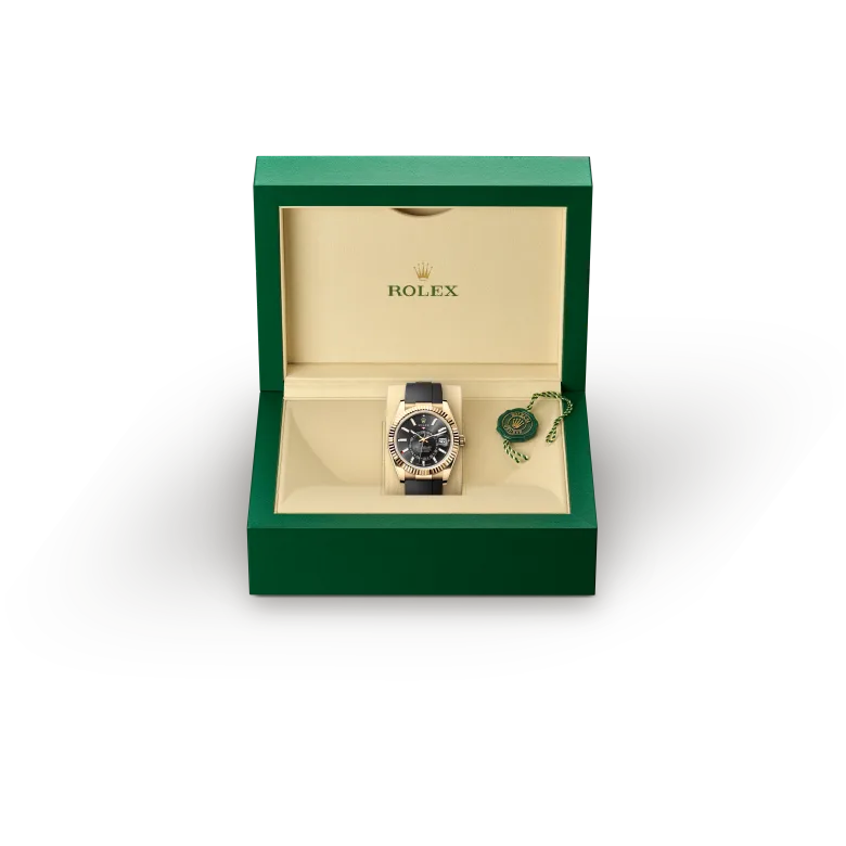 rolex Sky-Dweller  M336238-0002   - Il nuovo bracciale Oysterflex dello Sky‑Dweller, sviluppato da Rolex e brevettato, rappresenta un’alternativa sportiva ai bracciali in metallo. La cassa e il fermaglio Oysterclasp sono uniti a entrambe le parti del bracciale da una lama metallica realizzata in una lega di titanio e nichel che garantisce una grande flessibilità. La lama è rivestita di un elastomero nero ad alte prestazioni, particolarmente resistente alle aggressioni esterne, di lunga durata e delicato sulla pelle. Per un maggiore comfort, il bracciale Oysterflex è dotato sulla superficie interna di un sistema brevettato di “cuscini” laterali che stabilizzano l’orologio al polso e di un fermaglio Oysterclasp in oro giallo 18 ct. Dispone, inoltre, del sistema di allungamento Rolex Glidelock, sviluppato dal Marchio e brevettato. Questo ingegnoso dispositivo a cremagliera, integrato al fermaglio, permette, senza l’ausilio di alcuno strumento, di regolarne con precisione la lunghezza di circa 15 mm con incrementi di circa 2,5 mm.