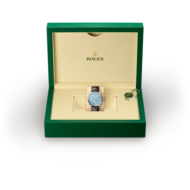 rolex 1908  M52506-0002   - Il quadrante blu ghiaccio presenta un motivo a grana di riso. Il disegno che ne risulta è ottenuto mediante guillochage e ricorda un rosone, con i motivi geometrici tridimensionali che si ripetono fino a ricoprire l’intera superficie del quadrante, partendo dal contatore dei piccoli secondi a ore 6. Sul bordo del quadrante, la minuteria è impreziosita da entrambi i lati da un sottile filetto con superficie in rilievo e motivo a cremagliera, anch’esso guilloché. Presentando un quadrante decorato con la tecnica del guillochage, dove il motivo è tagliato su una superficie con un bulino, Rolex prosegue l’obbiettivo dichiarato della collezione Perpetual: rendere omaggio all’arte dell’orologeria classica arricchendola con i suoi know‑how e la sua creatività. Questo quadrante esclusivo esibisce gli stessi numeri arabi 3, 9 e 12, gli stessi indici sfaccettati e le stesse lancette che caratterizzano le versioni in oro 18 ct. 

Il raffinato colore del quadrante è disponibile unicamente per il Day‑Date, il Cosmograph Daytona e il Perpetual 1908.